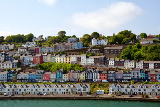 Bunte H&auml;user am Wasser in Irland